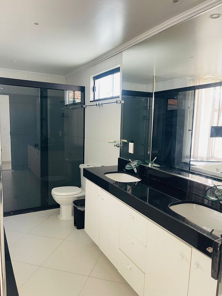 Casa completa com piscina em Vilas do Atlântico