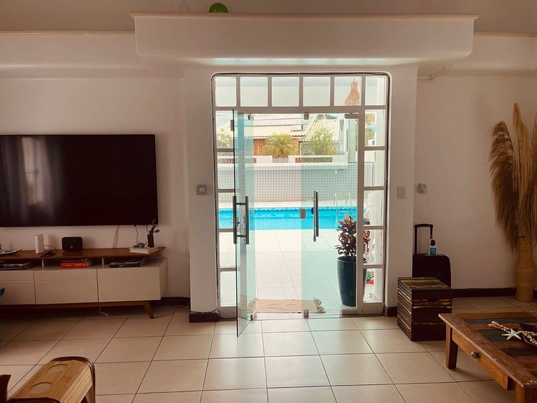 Casa completa com piscina em Vilas do Atlântico